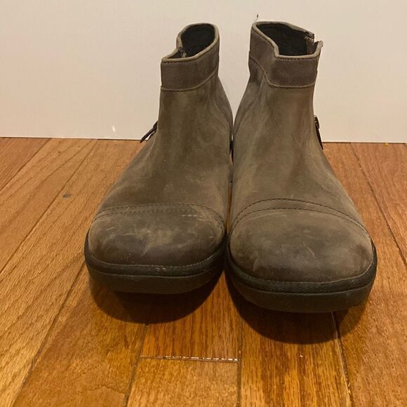 Gently worn Ugg ankle boots size 10 (missing loop on back) - Picture 1 of 9